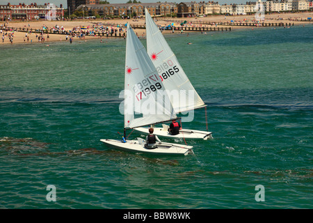 Jungen im Teenageralter im Segeln Dinghys. Littlehampton West Sussex England UK Stockfoto