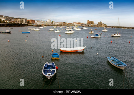 Barcas de Pesca Puerto Pesquero Castro Urdiales Kantabrien España Angelboote/Fischerboote in der Fischerei Hafen von Castro Urdiales Spanien Stockfoto