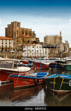 Barcas de Pesca Puerto Pesquero Iglesia de Santa María Castillo Castro Urdiales Cantabria España Fishing Boats Port Church Kaste Stockfoto