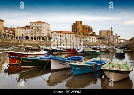 Barcas de Pesca Puerto Pesquero Iglesia de Santa María Castillo Castro Urdiales Cantabria España Fishing Boats Port Church Kaste Stockfoto