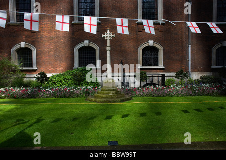 St.-Georgs-Tag"Flaggen wehen während 23. April England Nationalfeiertag in Kirche von St. Botolph ohne Bishopsgate. Stockfoto
