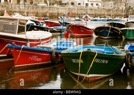 Barcas de Pesca Puerto Pesquero Iglesia de Santa María Castillo Castro Urdiales Cantabria España Fishing Boats Port Church Kaste Stockfoto