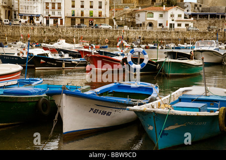 Barcas de Pesca Puerto Pesquero Iglesia de Santa María Castillo Castro Urdiales Cantabria España Fishing Boats Port Church Kaste Stockfoto