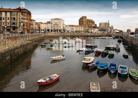 Barcas de Pesca Puerto Pesquero Iglesia de Santa María Castillo Castro Urdiales Cantabria España Fishing Boats Port Church Kaste Stockfoto