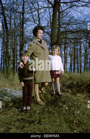 1960er Jahren Mutter steht für ein Familienfoto im Wald mit ihrem 5 jährigen Sohn und 4 jährige Tochter Stockfoto