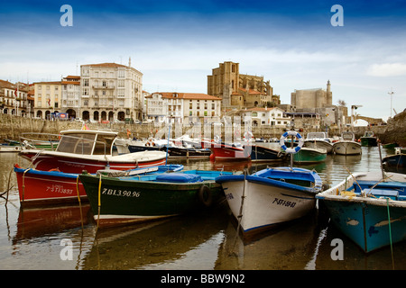 Barcas de Pesca Puerto Pesquero Iglesia de Santa María Castillo Castro Urdiales Cantabria España Fishing Boats Port Church Kaste Stockfoto