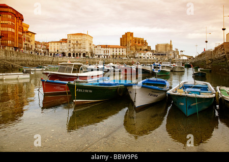 Barcas de Pesca Puerto Pesquero Iglesia de Santa María Castillo Castro Urdiales Cantabria España Fishing Boats Port Church Kaste Stockfoto