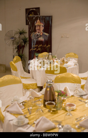 Ein Banner-Porträt des sudanesischen Präsidenten Omar Hassan Ahmad al Bashir in der Nähe von gedeckten Tischen in Womens Projekt showroom Stockfoto