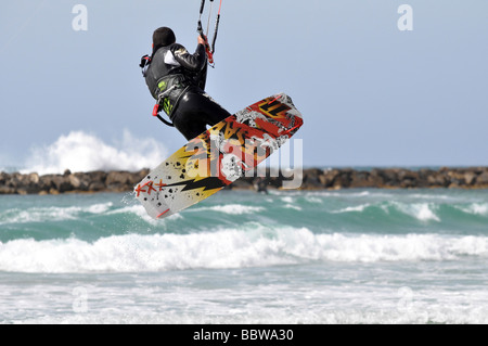 Israel Tel Aviv Kitesurfen im Mittelmeer Stockfoto