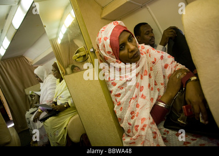 Sudanesischen Frauen fliegen auf russische Verkehrsflugzeug, erste internationale Konferenz über Womens Herausforderung in Darfur Stockfoto