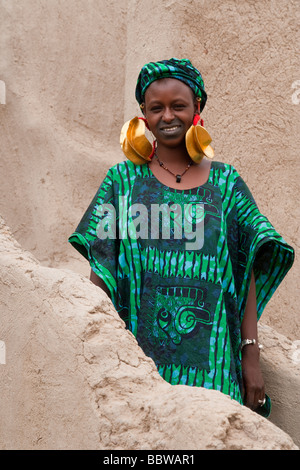 Afrika-Westafrika Mali Segou Frau vor Schlamm Moschee in Segoukoro alten Segou Stockfoto