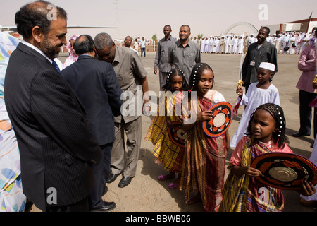 Britische Labour Peer Lord Ahmed bewundert Kinder von Darfur Flughafen nach Flug von Khartoum, Sudan Stockfoto