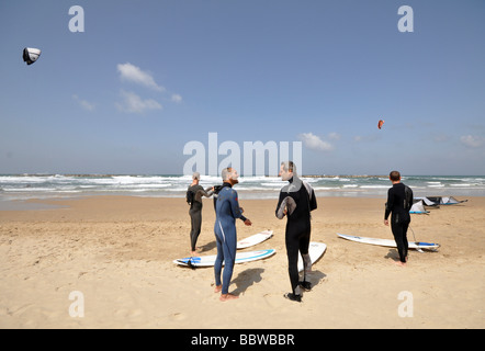 Israel Tel Aviv Kitesurfen im Mittelmeer Stockfoto