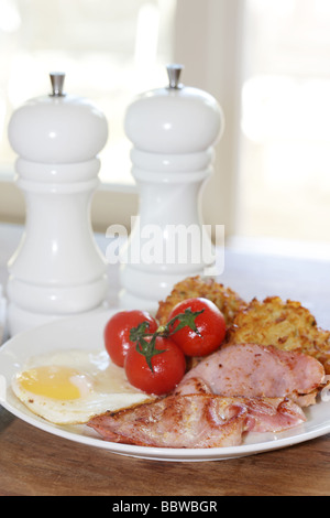 Traditionelle britische Volles Englisches Frühstück mit Spiegelei Tomaten und Speck, Hash Browns mit Keine Personen Stockfoto