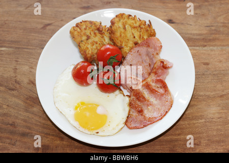 Traditionelle britische Volles Englisches Frühstück mit Spiegelei Tomaten und Speck, Hash Browns mit Keine Personen Stockfoto