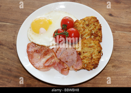 Traditionelle britische Volles Englisches Frühstück mit Spiegelei Tomaten und Speck, Hash Browns mit Keine Personen Stockfoto