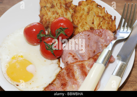 Traditionelle britische Volles Englisches Frühstück mit Spiegelei Tomaten und Speck, Hash Browns mit Keine Personen Stockfoto