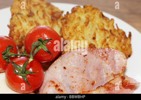 Traditionelle britische Volles Englisches Frühstück mit Spiegelei Tomaten und Speck, Hash Browns mit Keine Personen Stockfoto