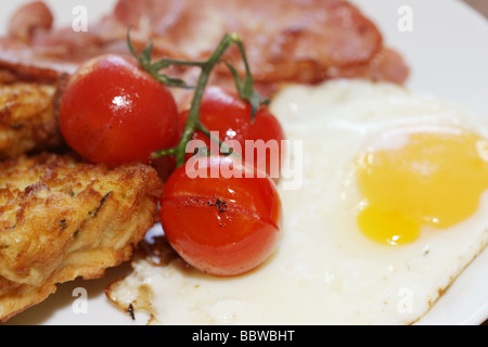 Traditionelle britische Volles Englisches Frühstück mit Spiegelei Tomaten und Speck, Hash Browns mit Keine Personen Stockfoto