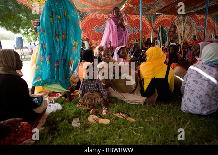 Politischen Damen besuchen Womens Friedenskundgebung in einem zusammengesetzten Zelt, der Gouverneur von North Darfur in Al Fasher angehören Stockfoto