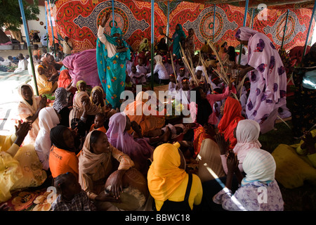 Politischen Damen besuchen Womens Friedenskundgebung in einem zusammengesetzten Zelt, der Gouverneur von North Darfur in Al Fasher angehören Stockfoto