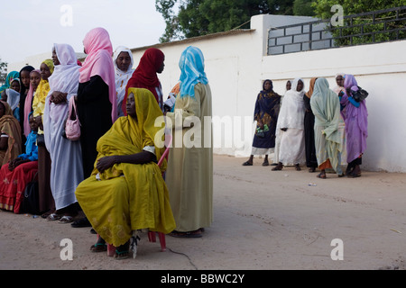 Politischen Damen besuchen Womens Friedenskundgebung außerhalb einer zusammengesetzten Zelt, der Gouverneur von North Darfur angehören Stockfoto