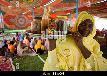 Politischen Damen besuchen Womens Friedenskundgebung in einem zusammengesetzten Zelt, der Gouverneur von North Darfur in Al Fasher angehören Stockfoto