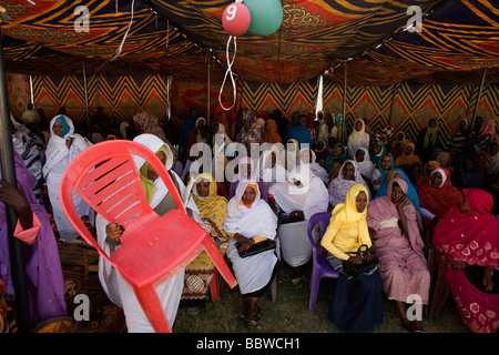 Politischen Damen besuchen Womens Friedenskundgebung in einem zusammengesetzten Zelt, der Gouverneur von North Darfur in Al Fasher angehören Stockfoto