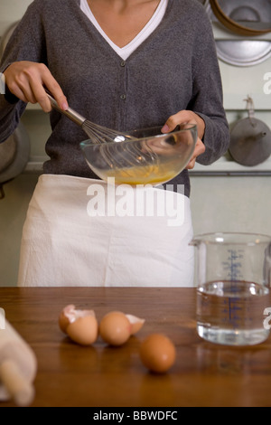 Frau schlagen Eiern Stockfoto