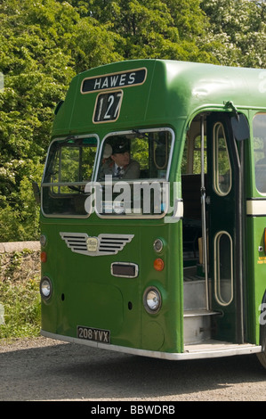 Klassische alte grüne Bus sammelt Passagiere in Wensleydale Eisenbahn Leeming Bar in der Nähe von Bedale North Yorkshire Stockfoto