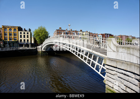 Ha Penny Bridge mit Blick auf niedrigere Ormond Quay Central Dublin Irland Stockfoto