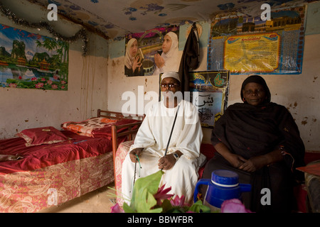 Ehemalige Darfur Landwirte Herr Frau Matar Mohammed aus Taweela Darfur in seinem Haus in 4 qkm Abu Shouk Flüchtlingslager Stockfoto