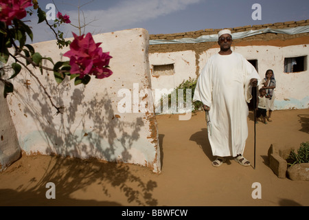 Herr Matar Mohammed ein ehemaliger Darfur Bauer aus Taweela, einem Darfur Dorf außerhalb seines Hauses in 4 qkm Abu Shouk Flüchtlingslager Stockfoto