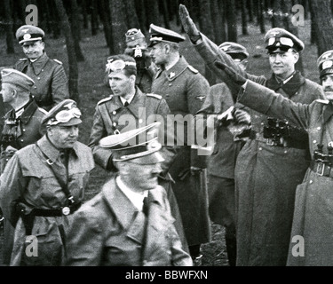 HITLER besucht deutsche Truppen in Polen im Jahr 1939 mit Martin Bormann hinter ihm Stockfoto