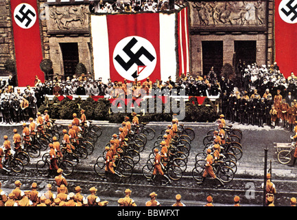 HITLER nimmt den Salute bei einer Parade der braunen Hemden Stockfoto