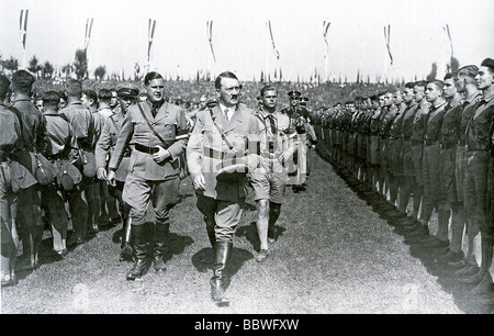 HITLER inspiziert einige Mitglieder der 60 000 der Hitler-Jugend teilnahmen der Reichsparteitag im September 1934 Stockfoto