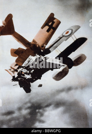 Ereignisse, Erster Weltkrieg/erster Weltkrieg, Luftkrieg, deutsches und britisches Flugzeug kollidieren im Dogfight, Foto, farbig, 1918, Stockfoto