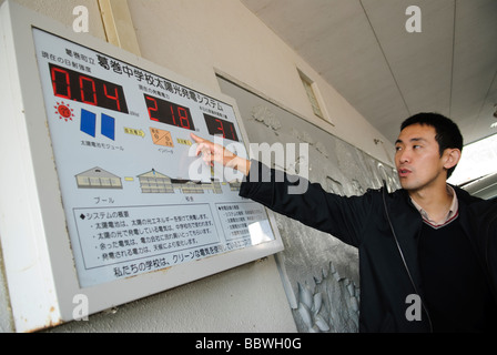 Haruki Yoshizawa deutet auf eine Anzeige für ein High-School-Solar-Panel-System. Kuzumaki, Japan, 17. Oktober 2009. Stockfoto