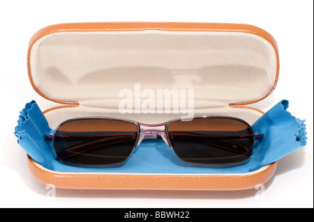 Paar braune Polaroid Rezept mans Sonnenbrillen und blau Mikrofaser Tuch Brillenglas in Beige Fall sauberer Stockfoto