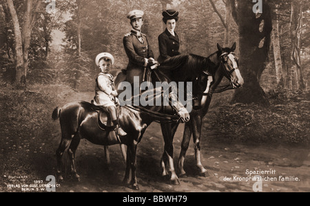 William, 6.5.1882 - 20.7.1951, deutscher Prinz 15.6.1888-9.11.1918, mit Frau Prinzessin Cecilie und Sohn Prinz Wilhelm, Fotokomposition, Postkarte, 1908, Stockfoto