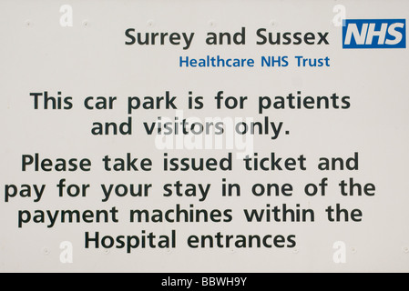 Public Car Park Zeichen Ost Surrey NHS Krankenhaus Redhill Surrey Stockfoto