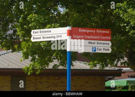 Informationen und Wegbeschreibung Zeichen Ost Surrey NHS Krankenhaus Redhill Surrey Stockfoto