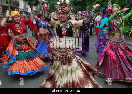 Deutschland Berlin Karneval der Kulturen, tanzende Frauen Stockfoto