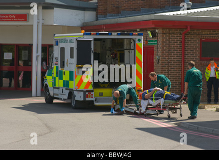 Krankenwagen-Crew, die Verschiebung eines Patienten in der Abteilung Ost Surrey NHS Unfallkrankenhaus Redhill England Stockfoto