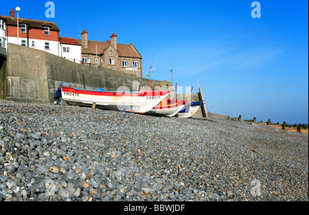 Küstenfischerei Boote auf Schindel Grat an der Promenade in Sheringham, Norfolk, Großbritannien. Stockfoto