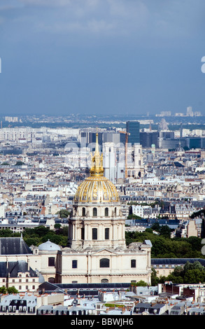 Antenne auf dem Dach Blick auf Paris Frankreich mit Goldhaube des Invalides im Vordergrund Stockfoto