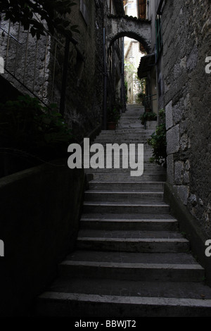 Steile Treppen in düsteren Durchgang in Fiuggi Citta, Italien. Stockfoto