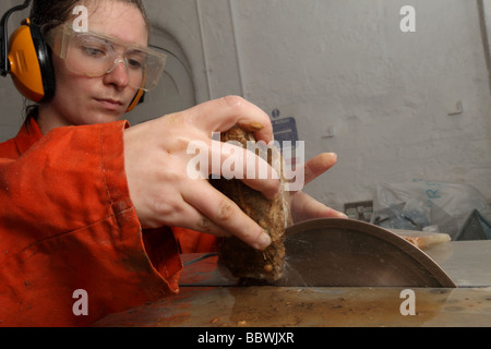 Wissenschaftler zerschneiden ein Stalagmit Probe aus den riesigen Höhlen von Borneo, auf einer Bank sah for Climate Change Research. Stockfoto