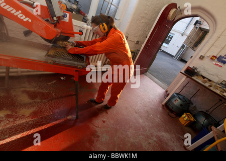 Wissenschaftler zerschneiden ein Stalagmit Probe auf einer kreisförmigen Bank sah in Vorbereitung for Climate Change Research. Stockfoto