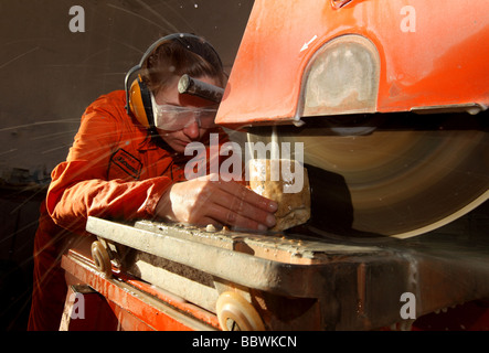 Wissenschaftler zerschneiden ein Stalagmit Probe auf einer kreisförmigen Bank sah in Vorbereitung for Climate Change Research. Stockfoto